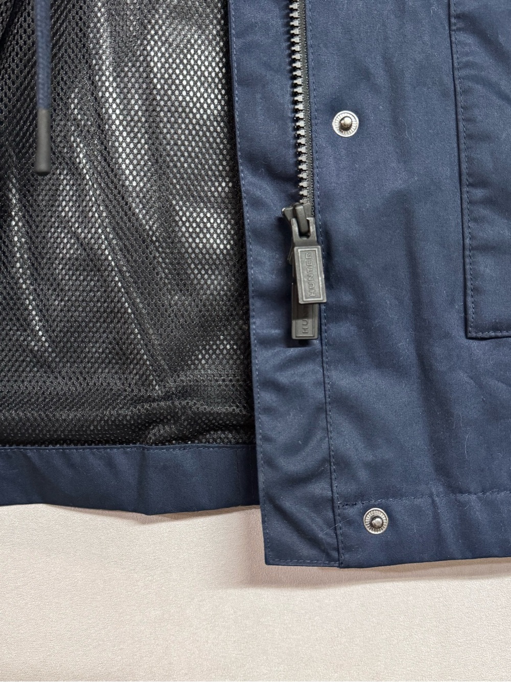 Hunter Women's Navy Hooded Lightweight Rain Jacket NWOT Size Medium - Picture 8 of 12